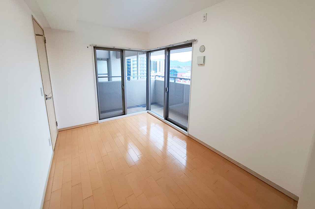 洋室①約6.2帖：南西向きバルコニーに面した明るい空間。