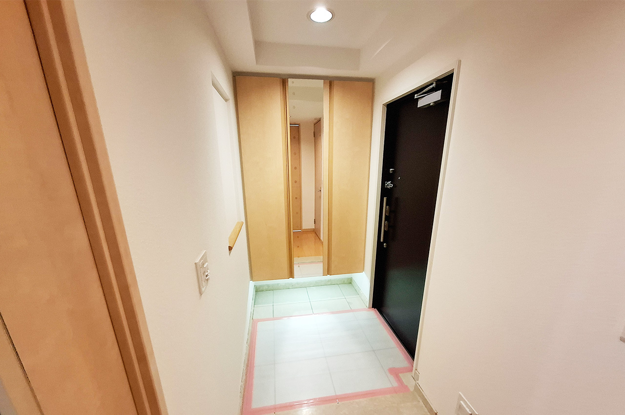 玄関：姿見付きの下駄箱あり。
