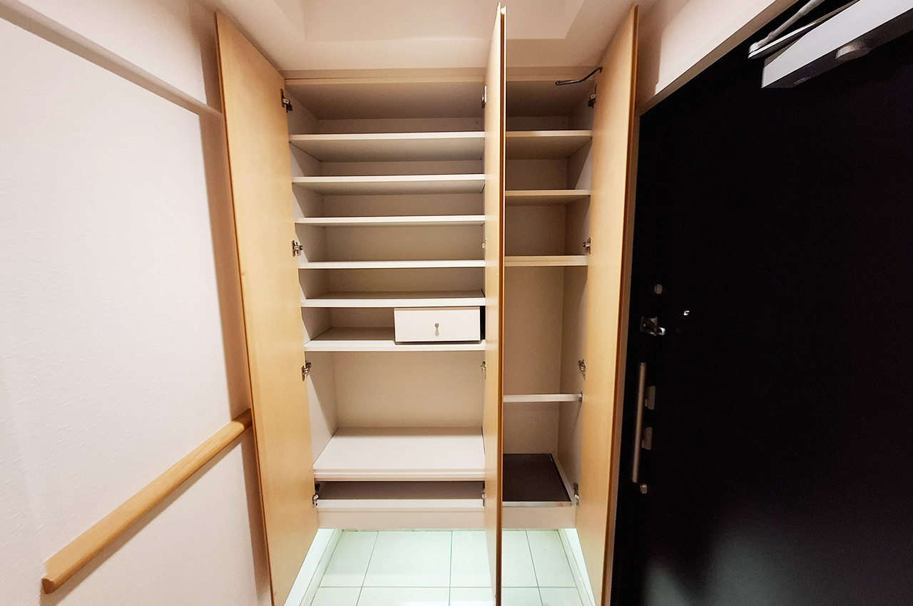 玄関：下駄箱は収納力があり整理整頓ラクラク。