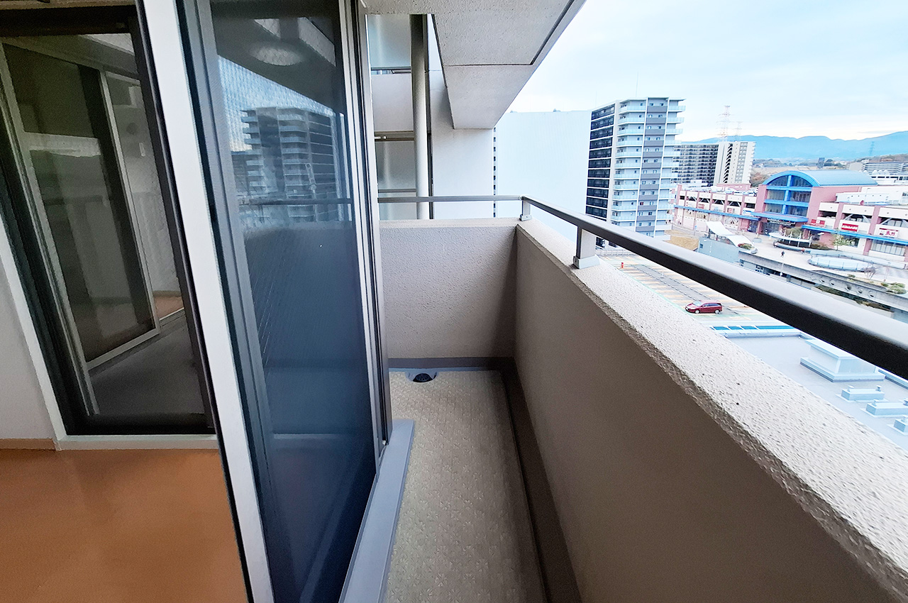 バルコニー：LDKと洋室①から出入り可能で家事動線の良いバルコニー。