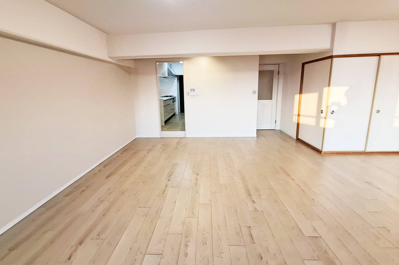 LDK：リビング壁一部には温かみのあるベージュのアクセントクロスを施しました。