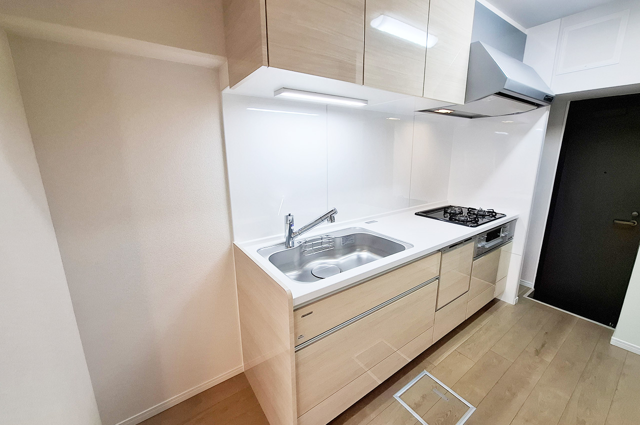 キッチン：新調したキッチンは上下に収納が充実。奥の勝手口からはポーチへ出られます。