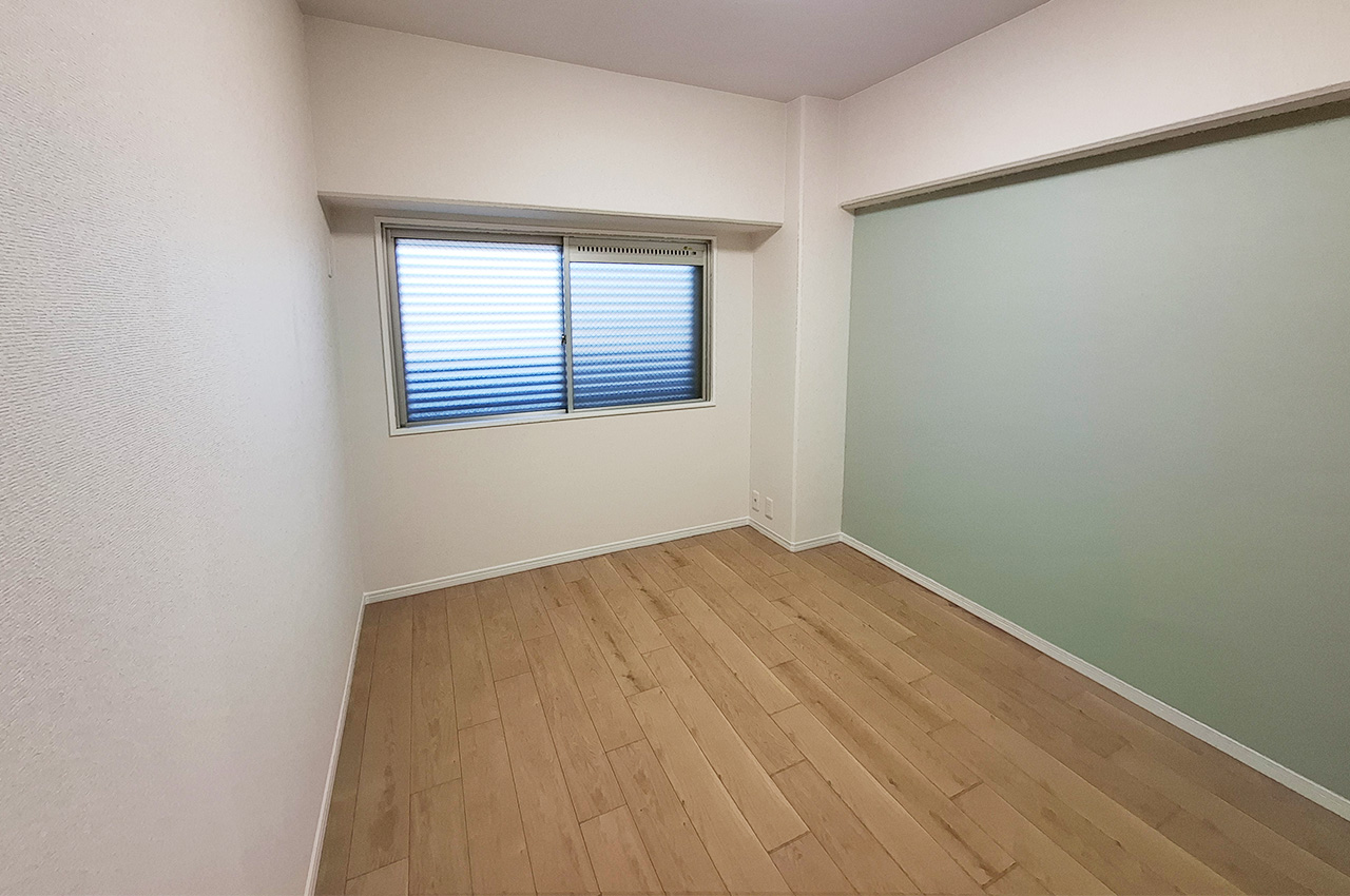 洋室1：壁一部には爽やかなミントグリーンのアクセントクロスを貼りました。