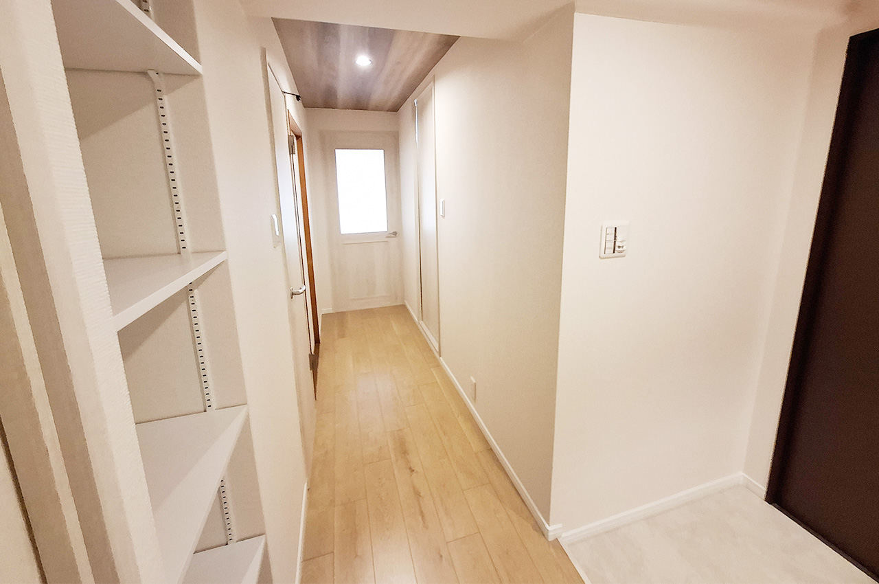 廊下：クロスやフローリングを貼替え済み。