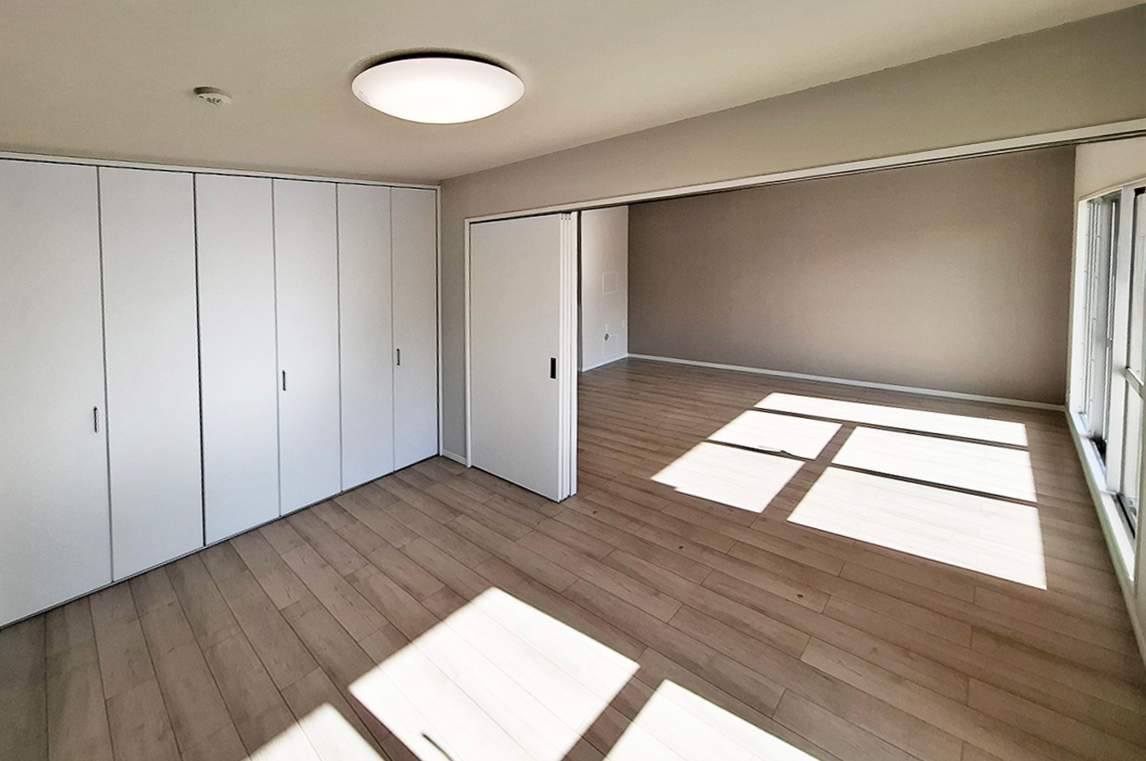 洋室3+LDK：南東向きバルコニーに面した、明るく開放的な空間です。