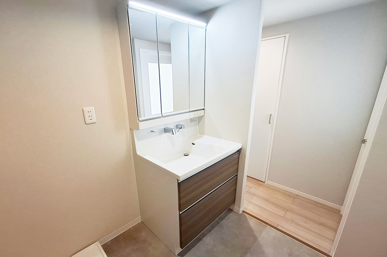 洗面室：洗面化粧台を新調済み。