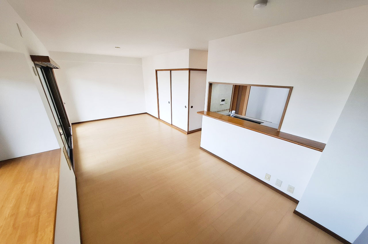 南西向きで、明るい自然光を広く取り込む横型リビングダイニング