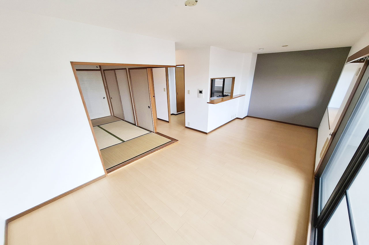 ナチュラルカラーのフローリングとの対比が映えるモカグレーのアクセントクロス