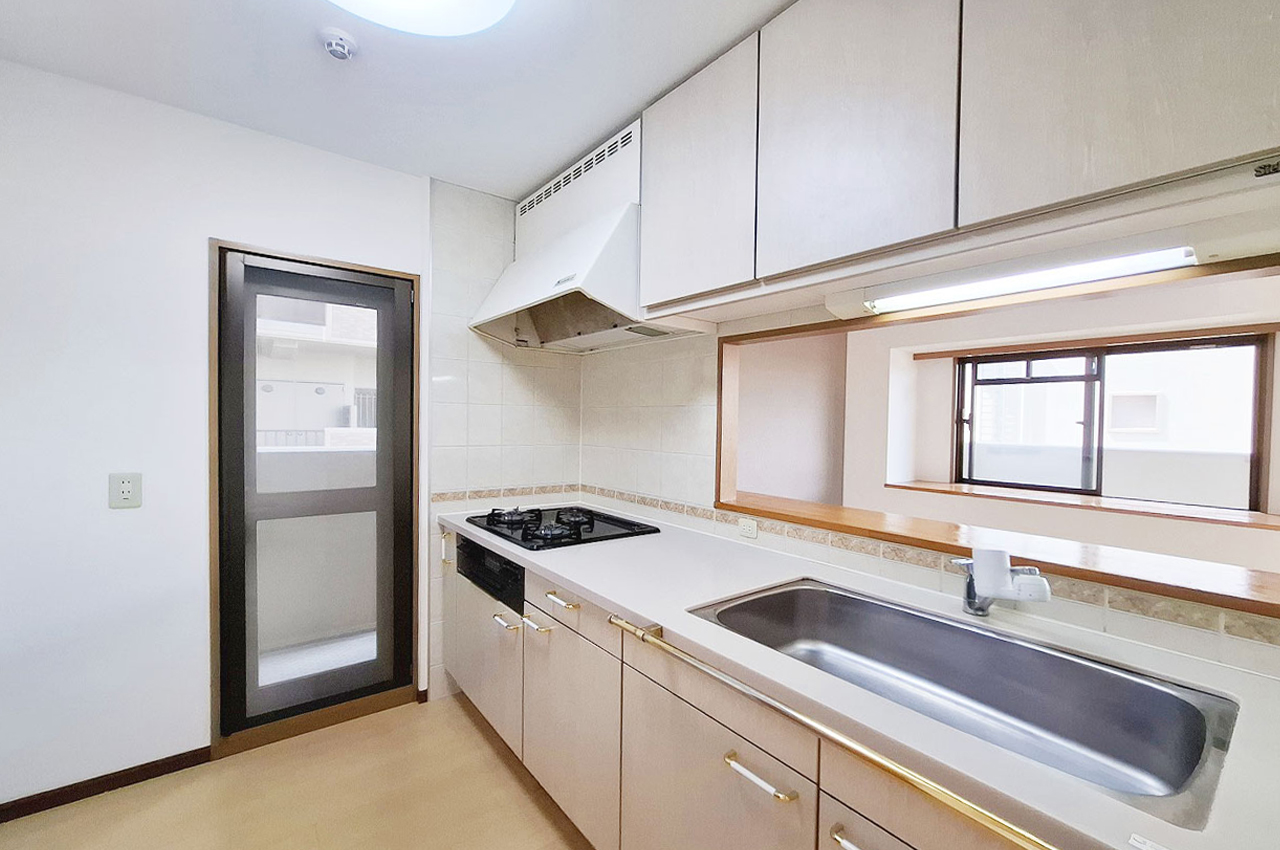 バルコニーに続く勝手口のあるキッチンは、明るく換気も良好です。バルコニーに出られて便利です。