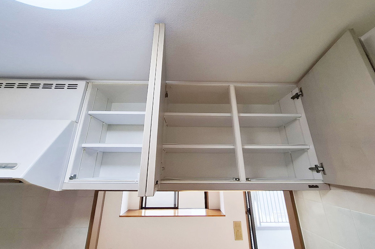 普段使わないものも気軽に収納できるキッチン上部の吊戸収納