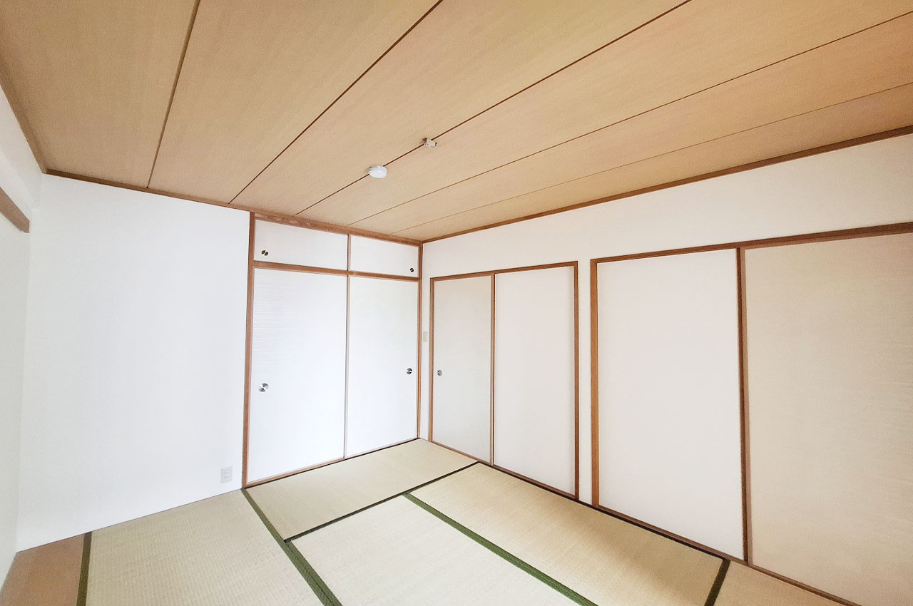 和室にはタンス置場（板の間）があり、お部屋を広く使えます。