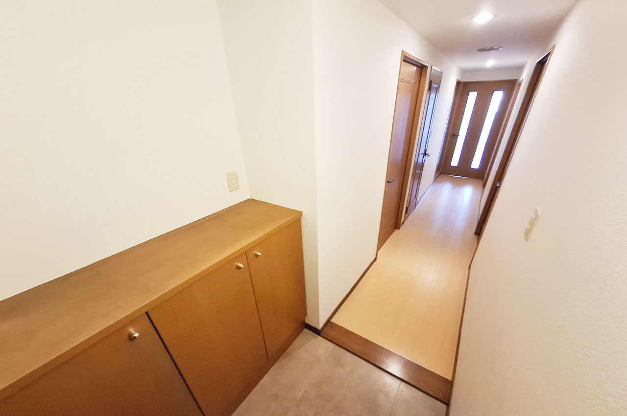 ナチュラルな内装で明るい雰囲気の室内です。