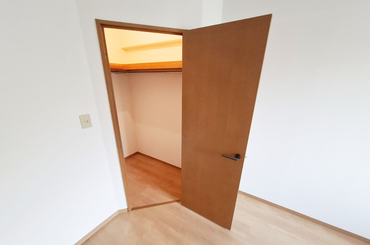 洋室①のウォークインクローゼット