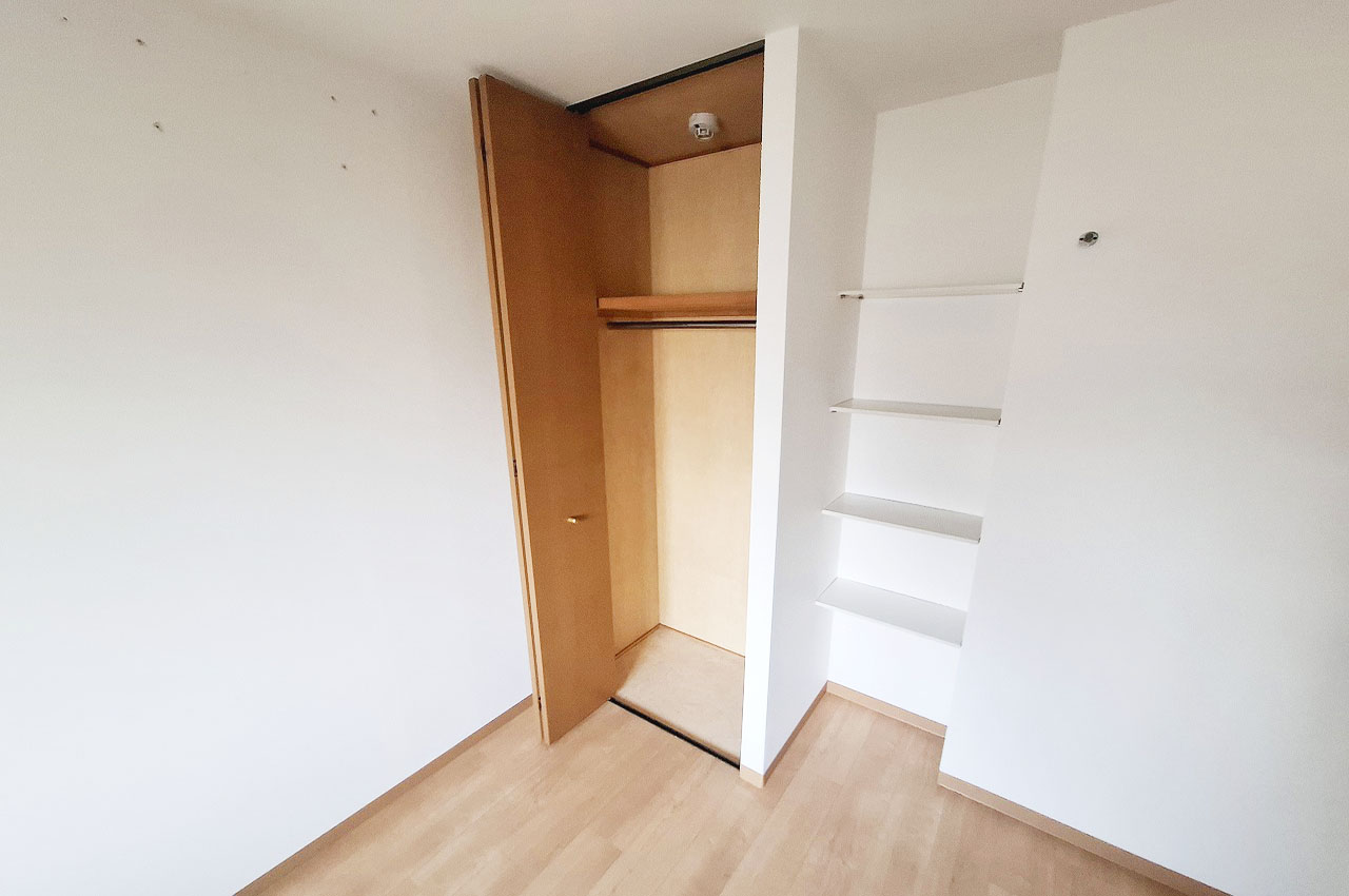 洋室②のクローゼットとオープンタイプの棚収納