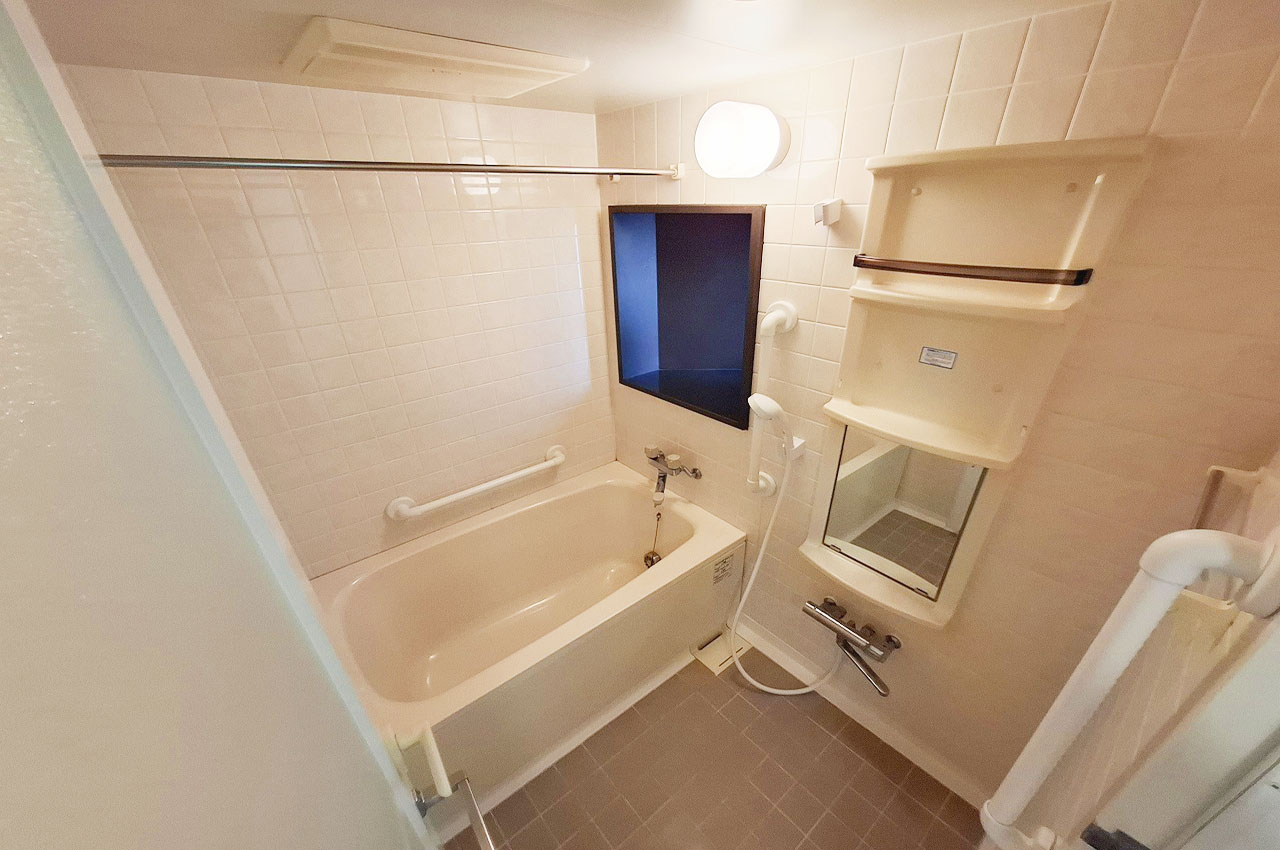 バスルームはバルコニーに面した窓付きです。