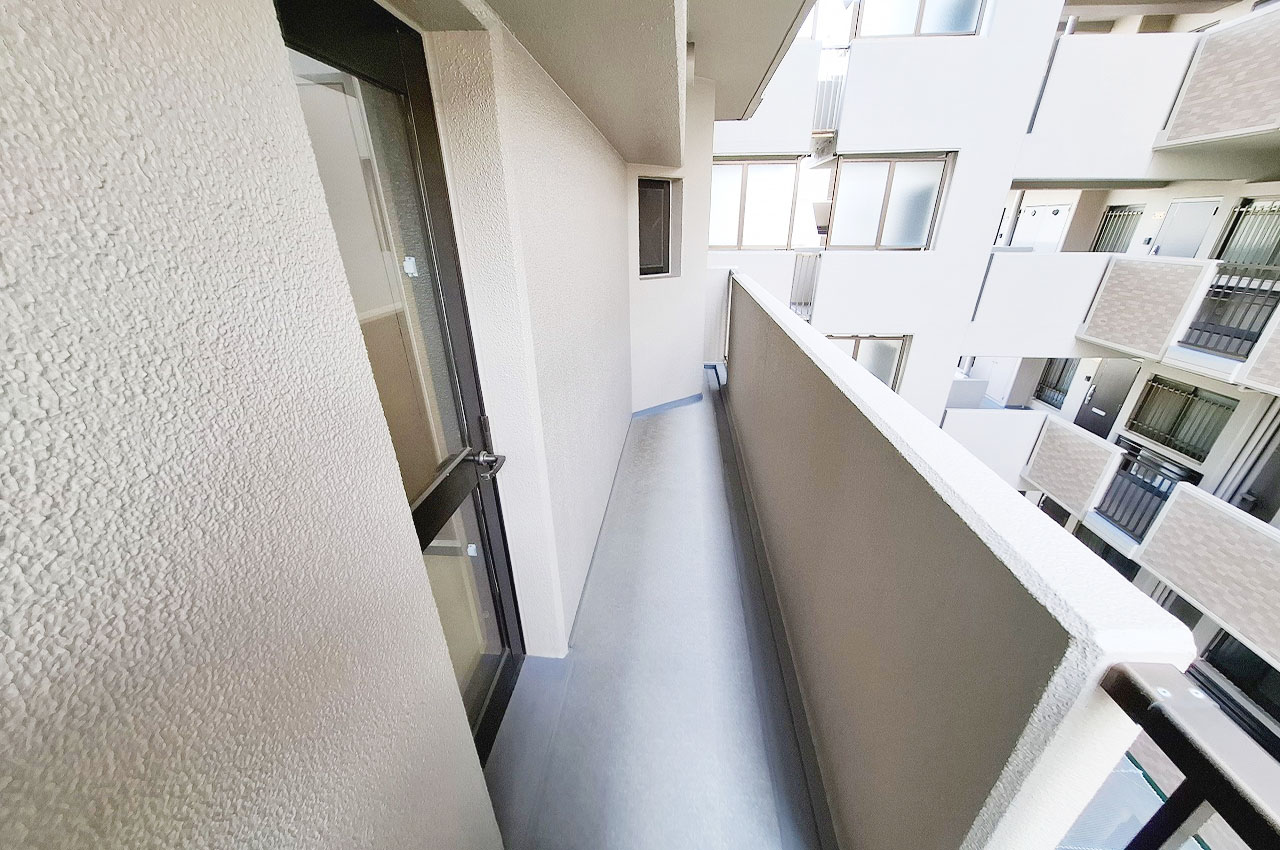 キッチンとバスルーム側のバルコニー