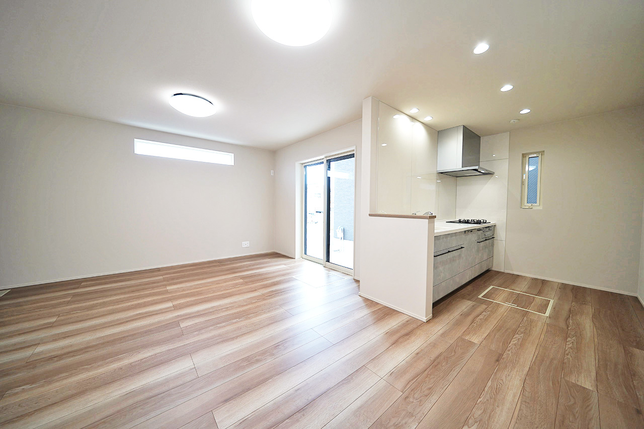 三面採光で明るく開放感たっぷりのLDK。家族が自然と集まる心地よい空間です。