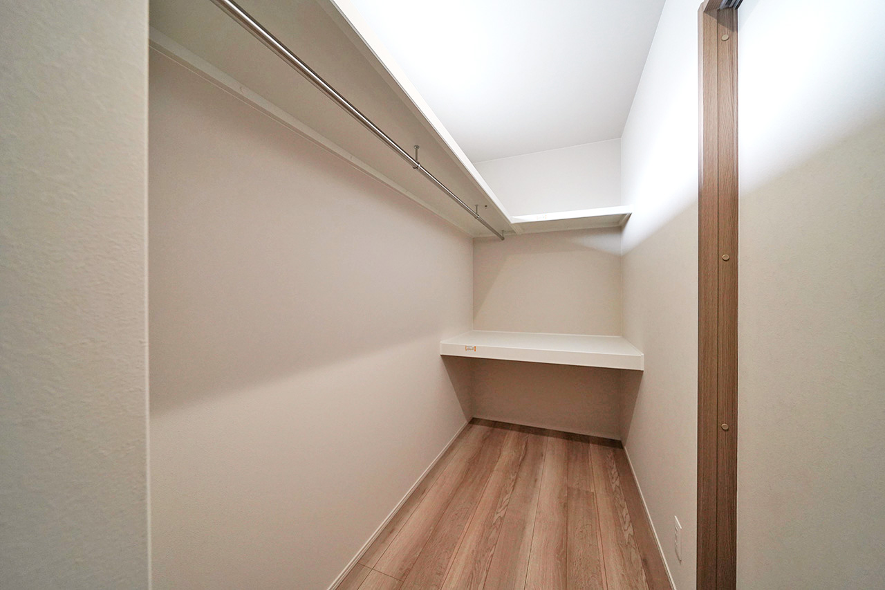 3帖超のウォークインクロゼット。衣類やバッグ類、季節ものや大きな荷物もすっきり収納可能です。
