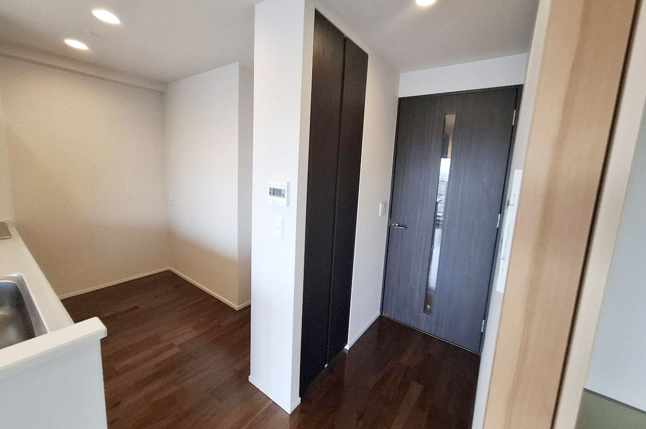 キッチン横に設置された便利な物入。パントリーとしてもご利用可能です。