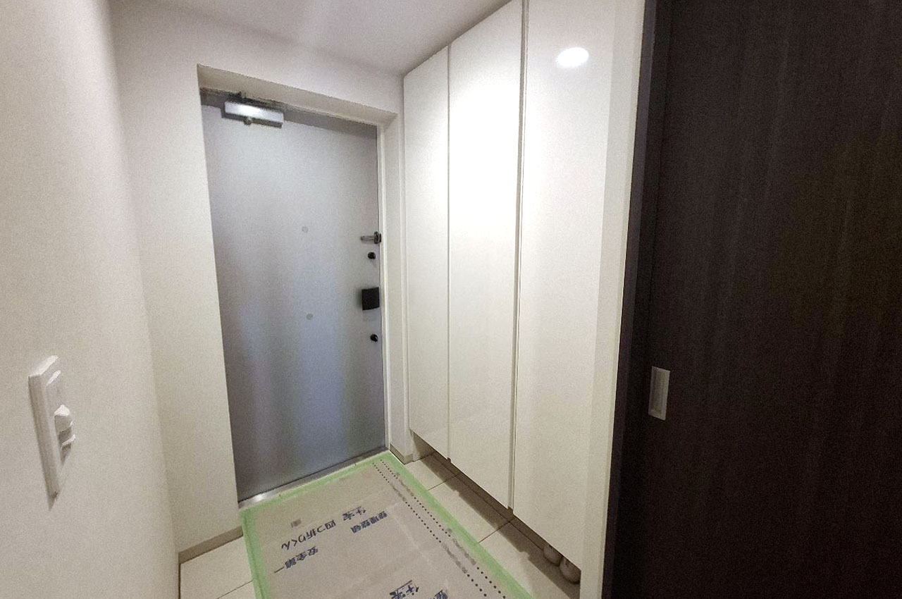 玄関には大容量の下駄箱が備え付けられており、散らかりがちな空間もスマートに保てます。