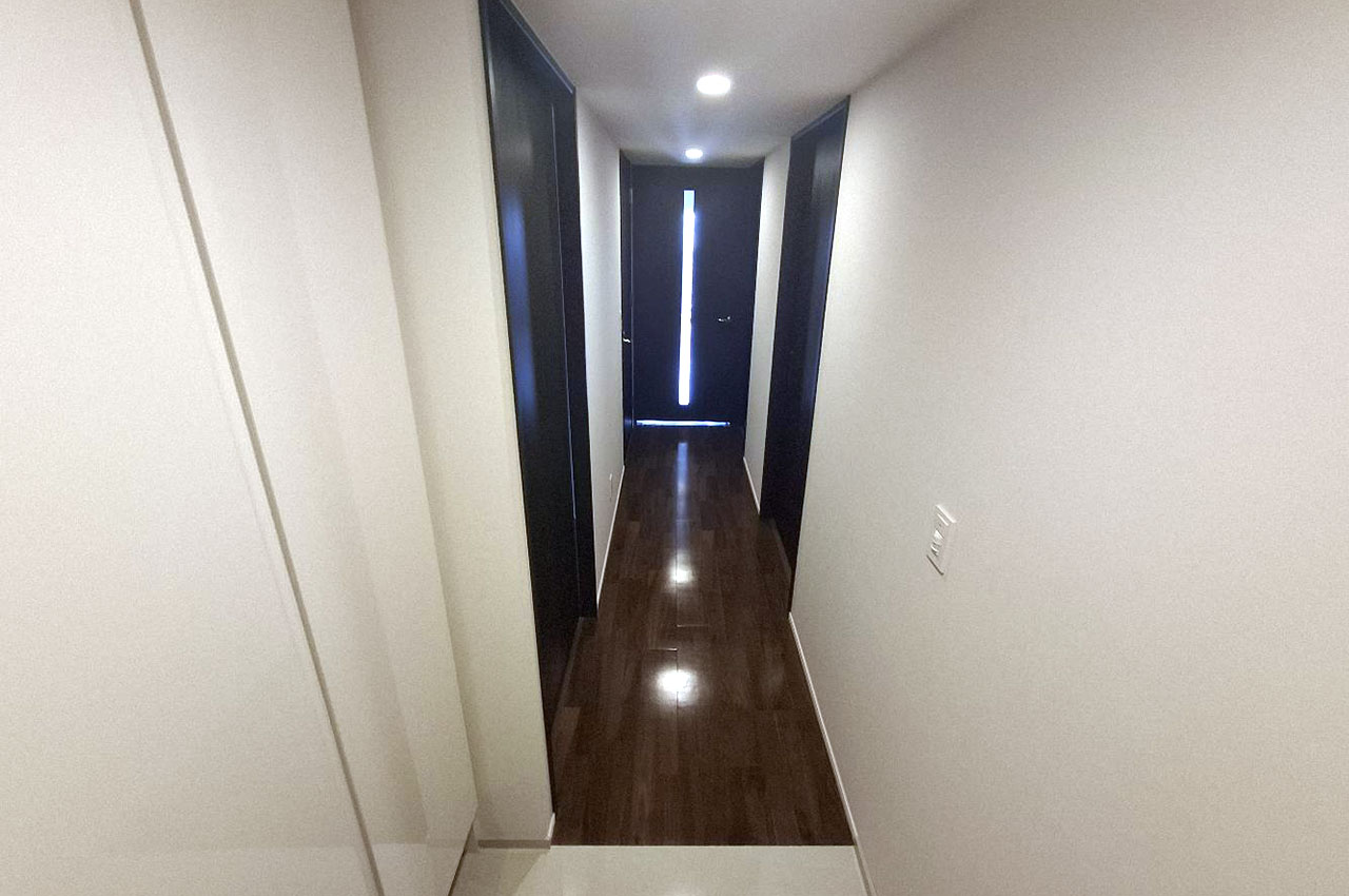 白とダークブラウンのコントラストが美しい廊下部分。高級感のある空間です。