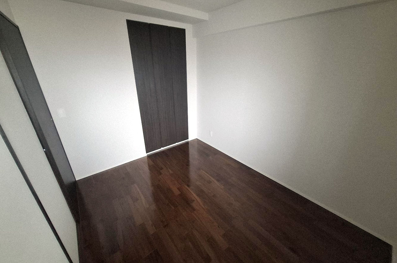 洋室①の重厚感あるダークブラウンの床と建具が、上質な雰囲気を演出します。