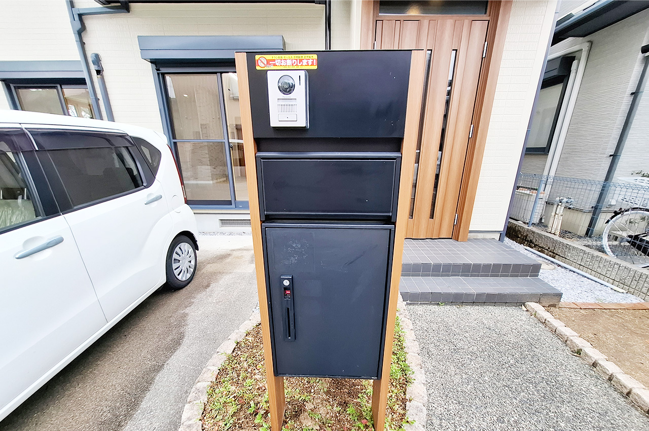 機能付き門柱：忙しい方にうれしい宅配BOX付き。