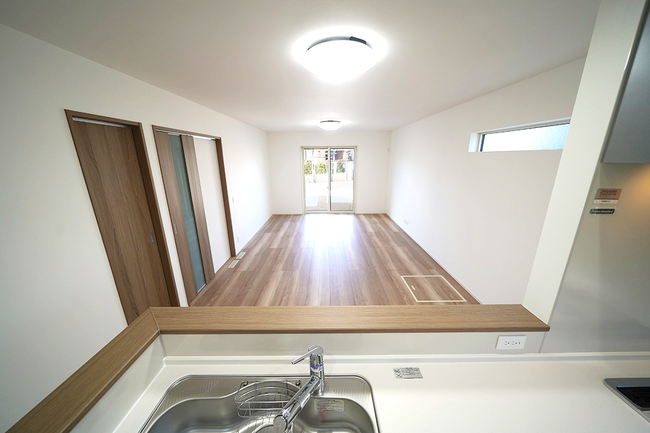 リビングを見渡しやすいオープンキッチン。お料理をしながら家族との会話を楽しめます。