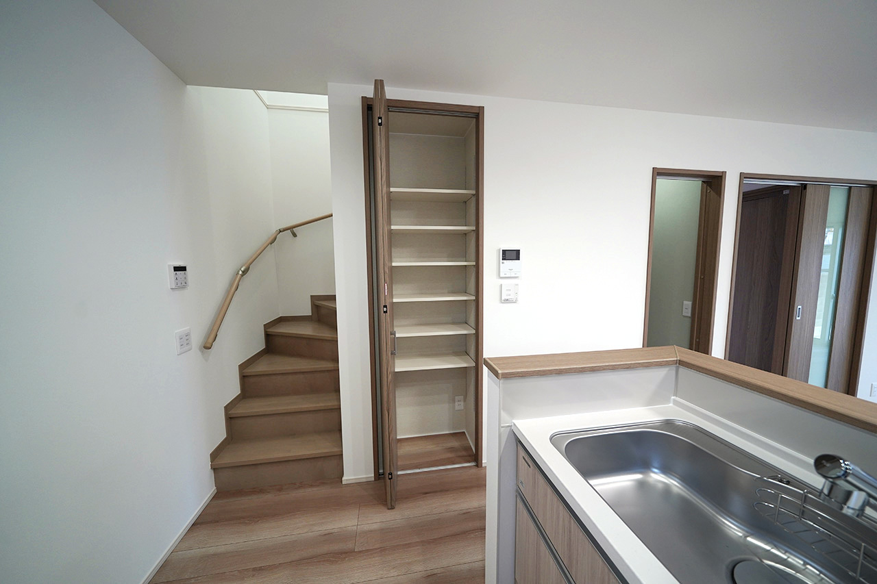 パントリー：キッチン横に設置されたパントリーは食品や消耗品のストックに便利。