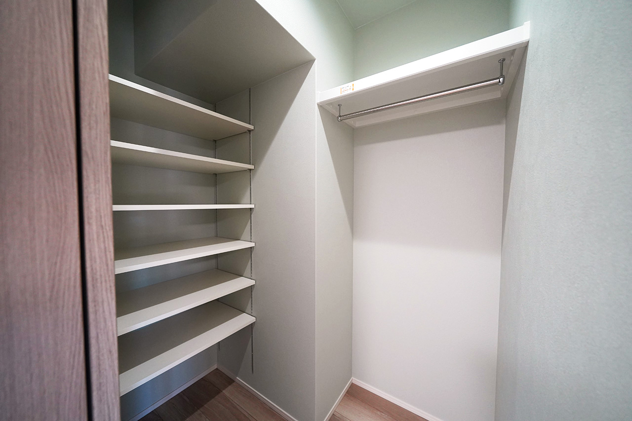 ファミリークロゼット：外出まわりのアイテムやお掃除道具、日用品など色々な収納に便利です。