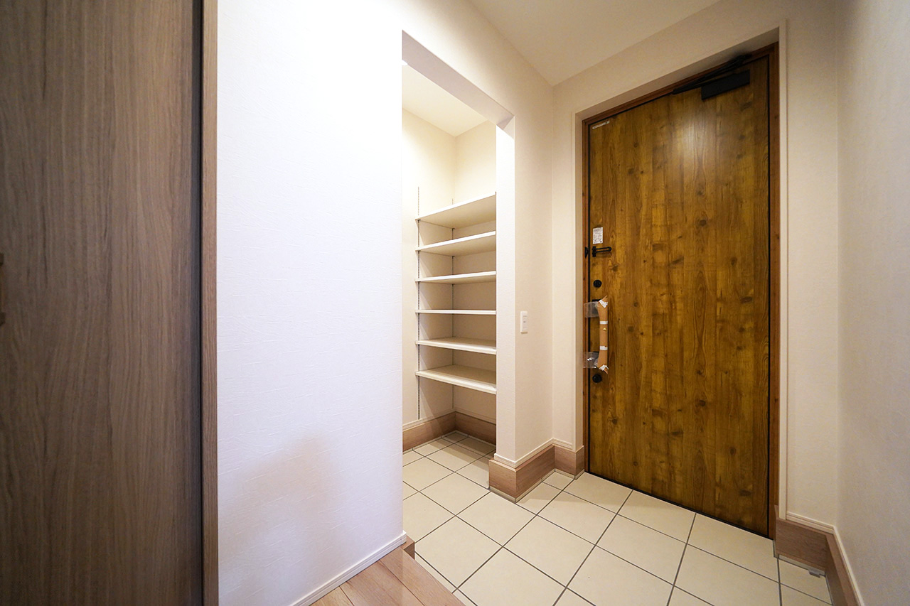 エントランス：シューズクローク付きですっきり空間をキープ。