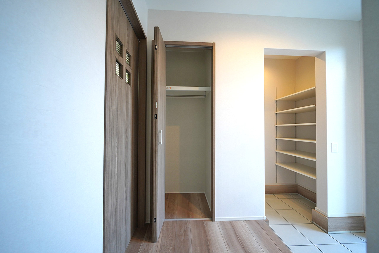 ホールのシステム収納。外出や帰宅時にコートや上着をさっと掛けられるアウター収納に便利。