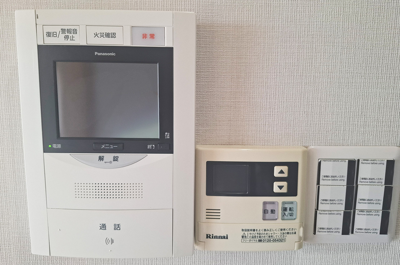 モニター付きインターホン：来客時も安心の設備です。