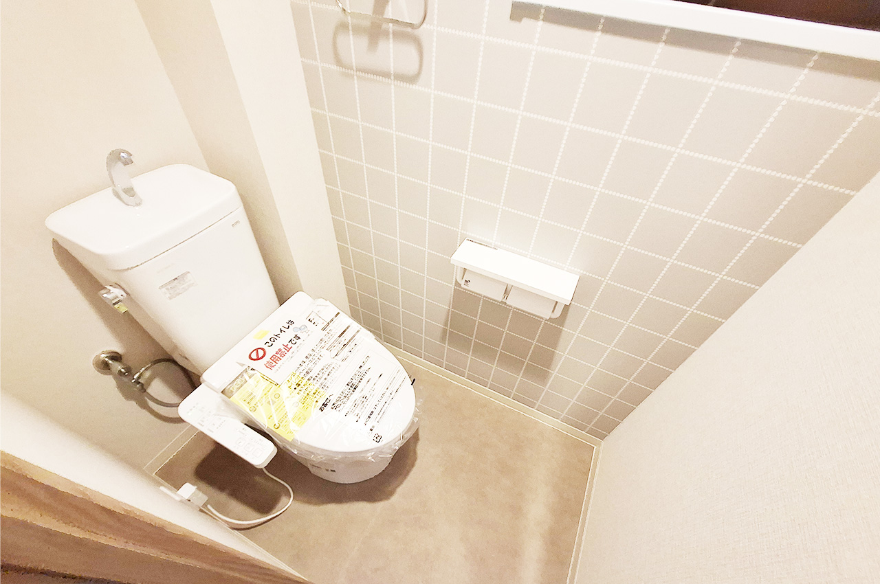 トイレ：LIXILの便器・温水洗浄便座を新調済み。毎日使う場所もきれいに整えました。