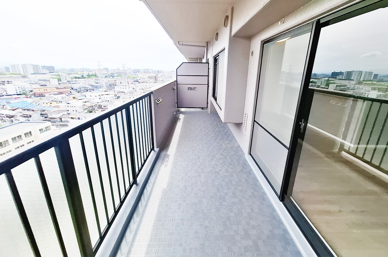 バルコニー：LDKから出入り可能な南向きバルコニー。15階建ての12階部分で日当り・眺望良好です。