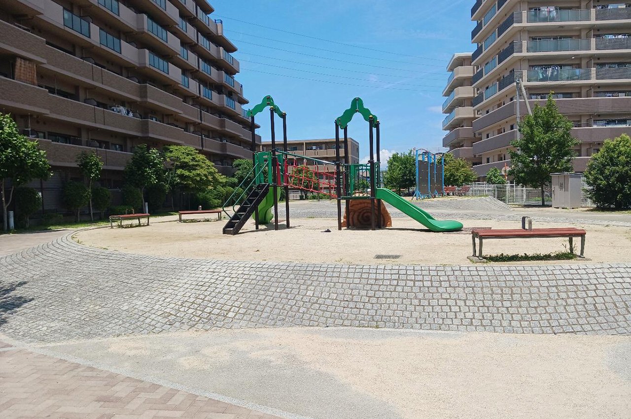 隣接公園