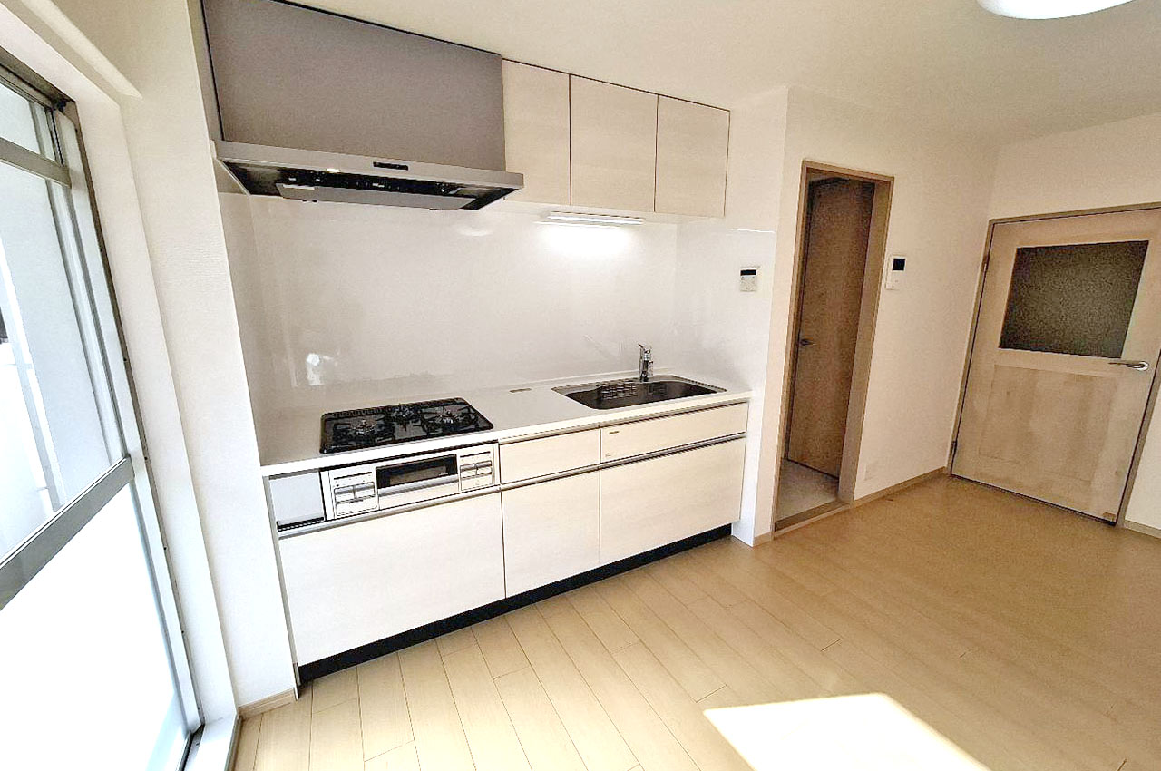 キッチン横は洗面室、バスルーム、トイレと水廻りが集中。家事動線がスムーズで効率的な間取りです。