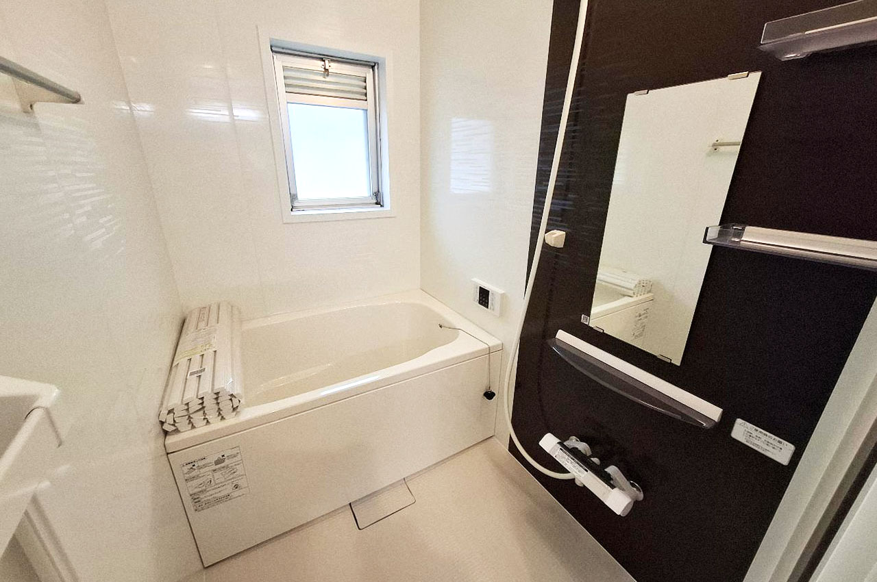 システムバスを新調。窓付きで換気がしやすいバスルームです。