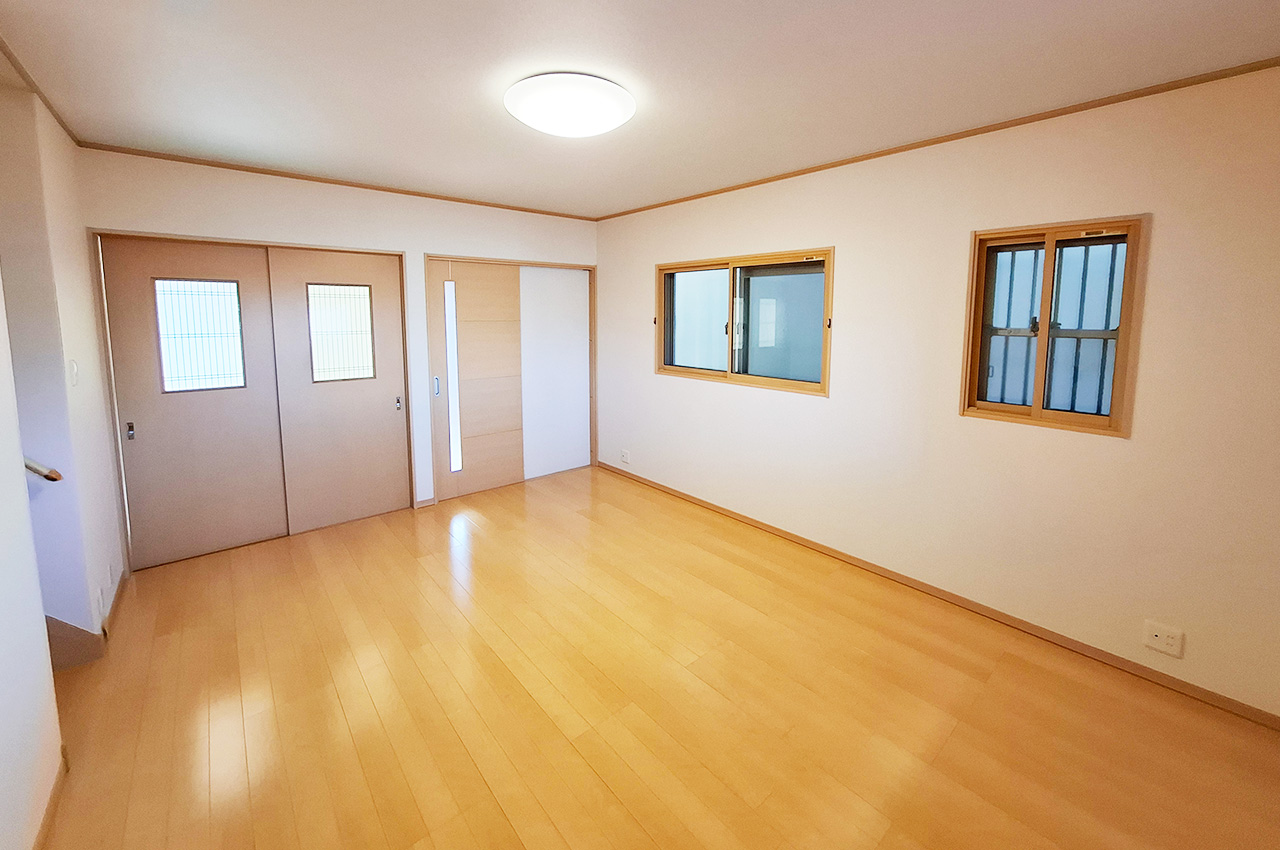 LDK 約15帖：壁・天井クロスを貼替え済み。