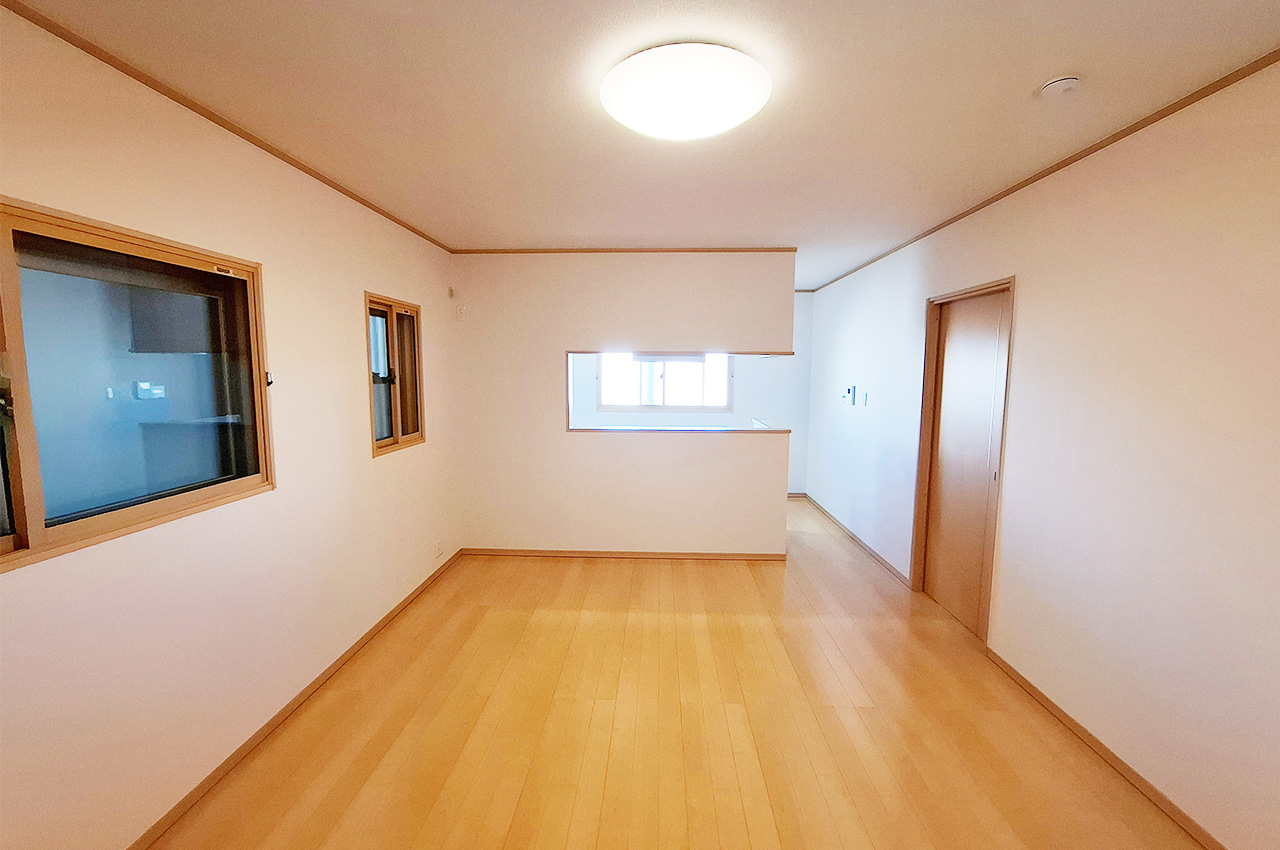 LDK 約15帖：家族の様子を見ながら料理ができる対面キッチン。