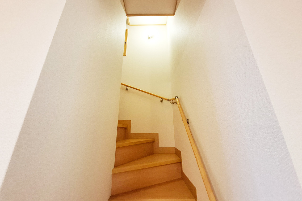 階段：手すり付きで上り下りしやすい設計です。