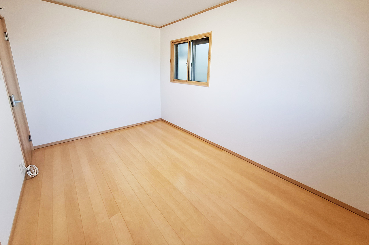 洋室①約6.75帖：二面採光で明るい室内。