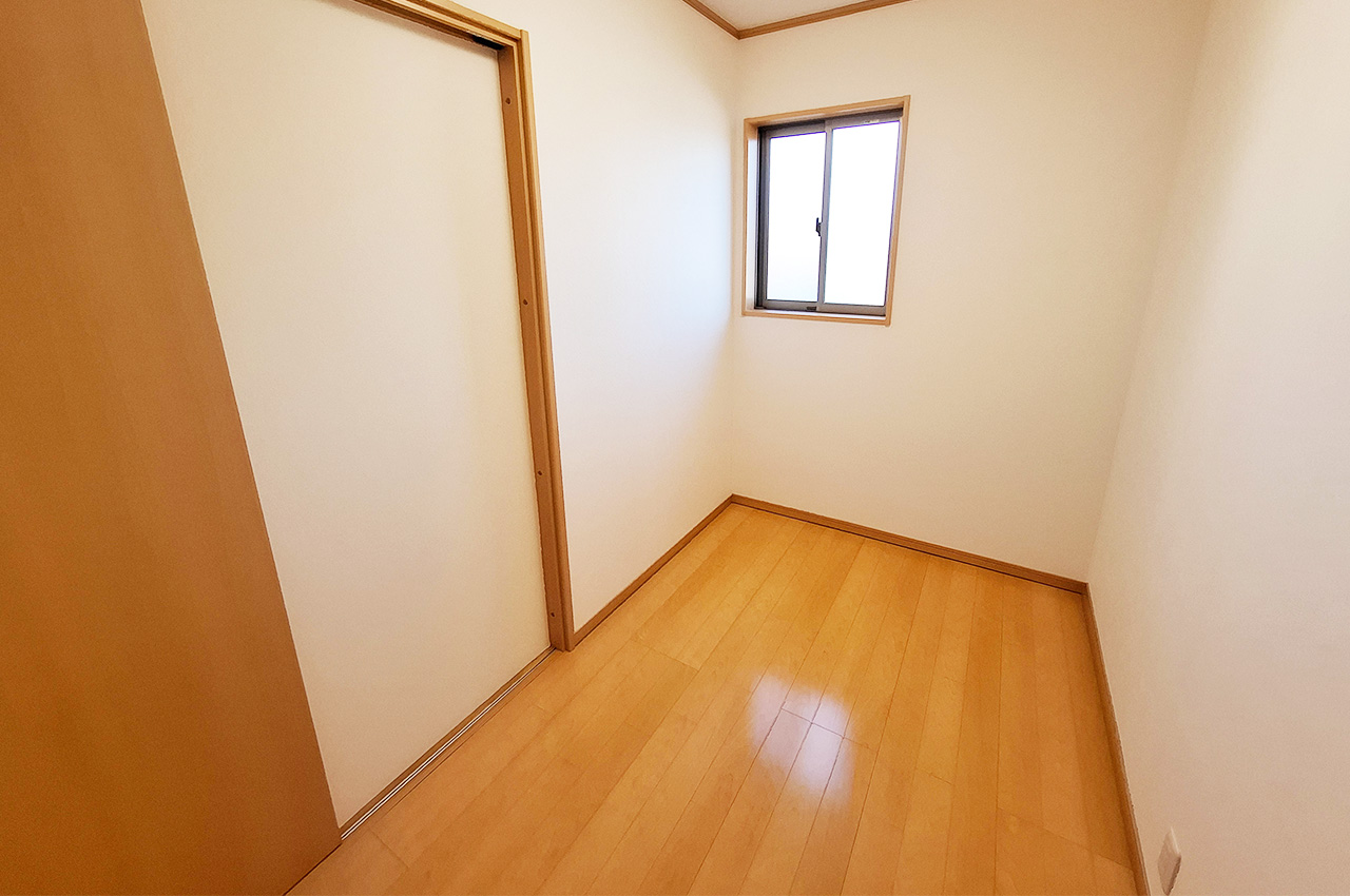 納戸：窓付きで換気がしやすい広々納戸。