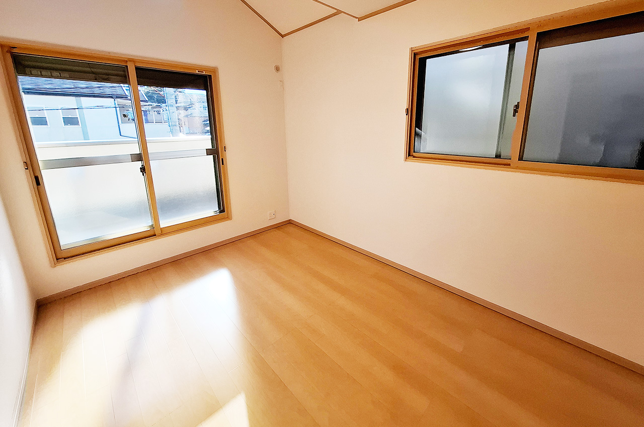 洋室②約6帖：南向きバルコニーに面した明るい室内。