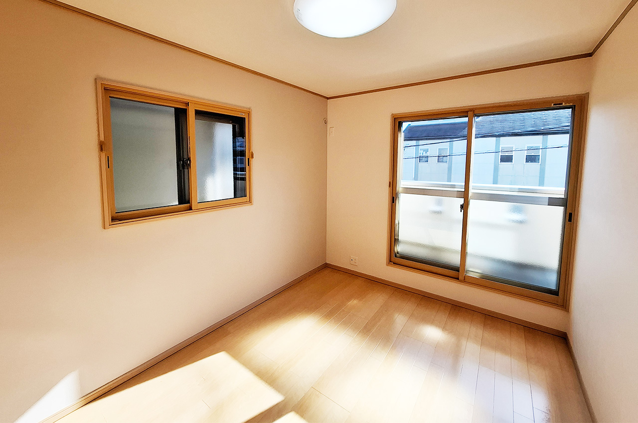 洋室③約6帖：南向きバルコニーに面しており日当り良好です。