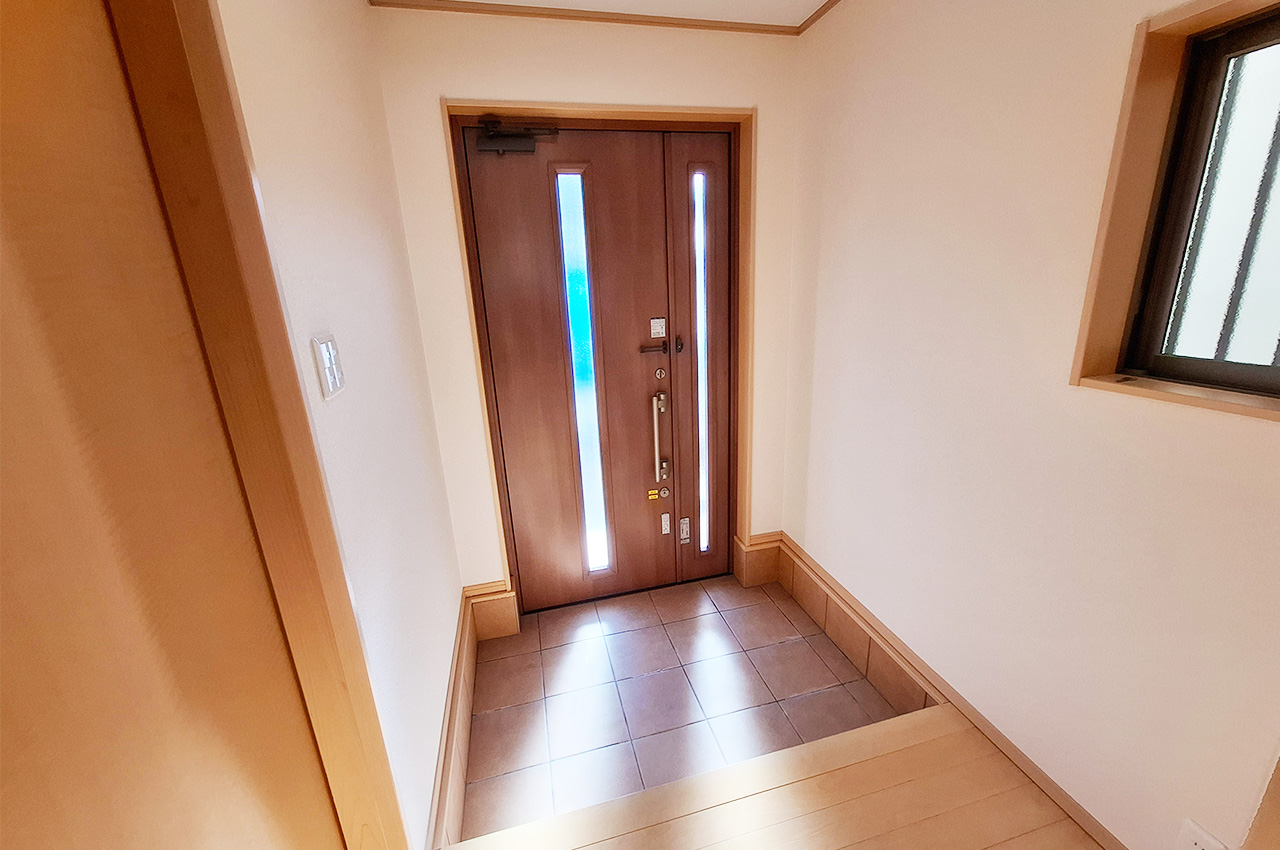 玄関：壁・天井クロスを貼替え済み。