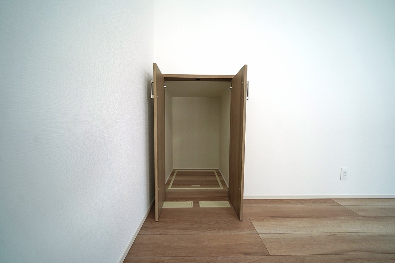 リビング内階段下収納