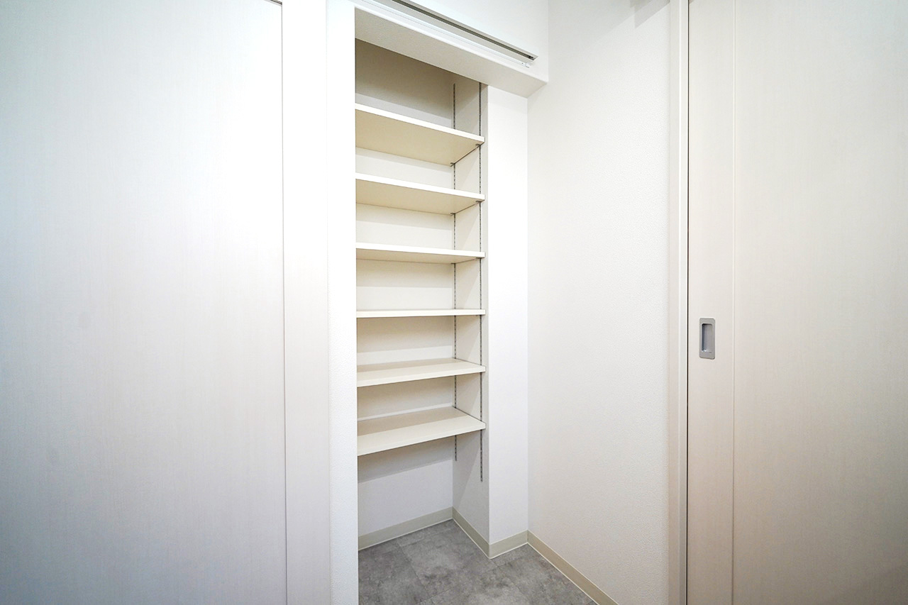 パウダールーム内可動棚