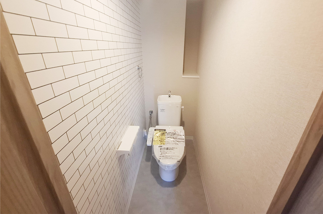 トイレ：TOTOの便器・温水洗浄便座を新調した清潔感ある空間です。