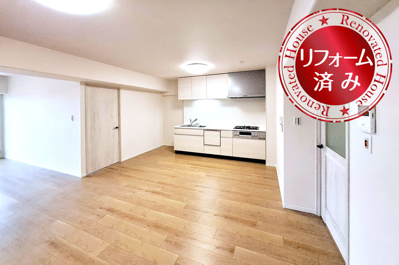 LDK：壁一部に淡いベージュのアクセントクロスを施しました。